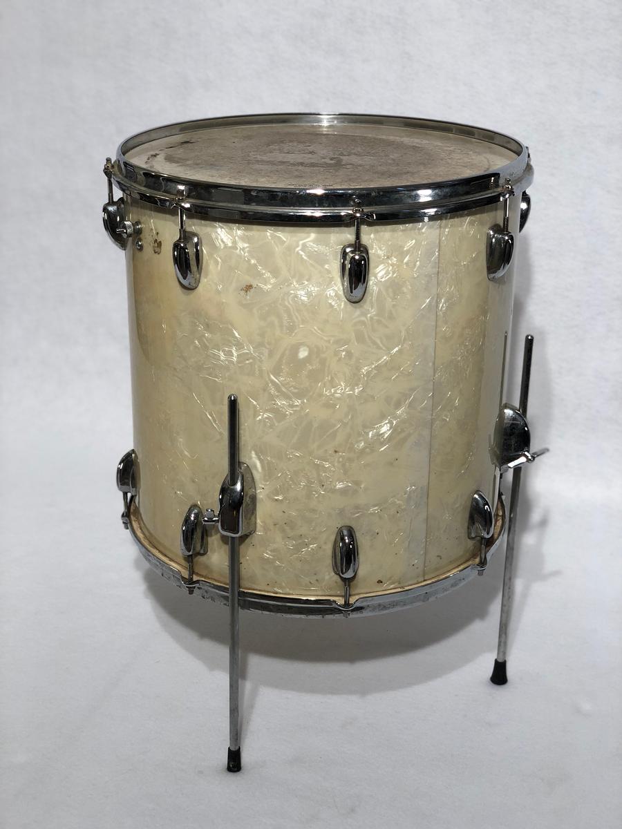 Gene Krupa, famous vintage drums, vintage drum collector, Gene Krupa's drums, Slingerland, Benny Goodman, antique collectibles, jazz memorabilia, instrument collection