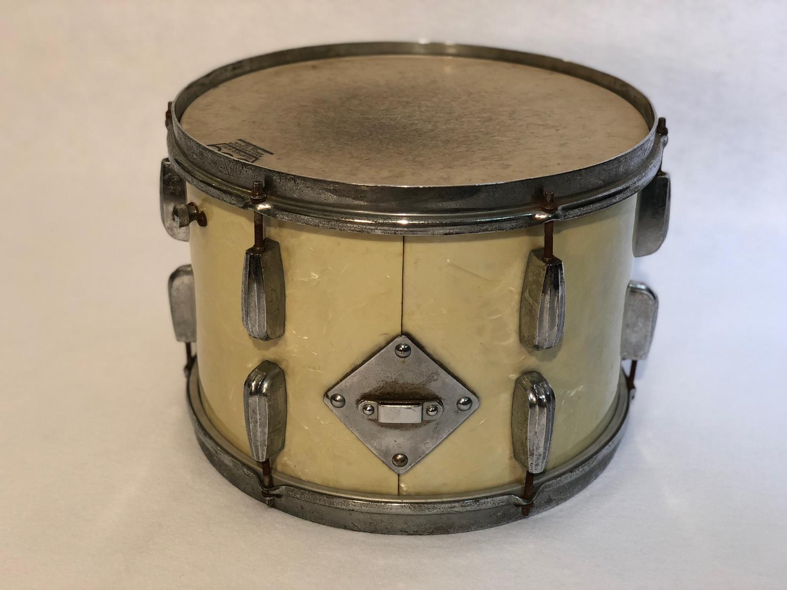 Gene Krupa, famous vintage drums, vintage drum collector, Gene Krupa's drums, Slingerland, Benny Goodman, antique collectables, jazz memorabilia, instrument collection