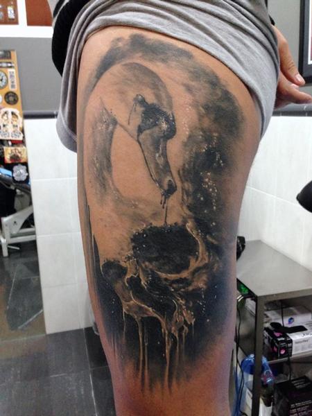 Jose Gonzalez - Realistic composition of a swan and skull tattoo on leg