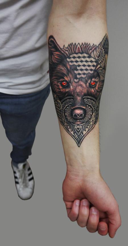 Obi - semi realistic semi geometric dotwork wolf tattoo