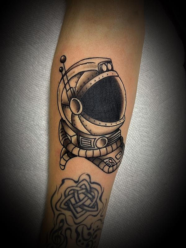 Traditional Girl With Astronaut Helmet Tattoo On Leg