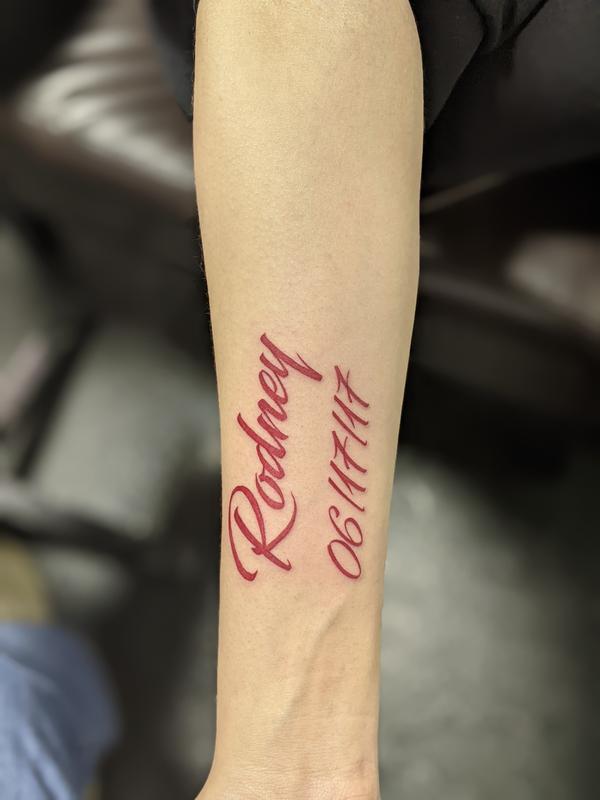 Black and grey Jeff Hanneman tattoo on the thigh