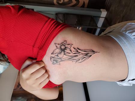 Side knee floral for my girl 🌸 @gentile_vane 💗 #tattoo #tattooideas  #tatuagem #tatuagens #floraltattoo #flowertattoo #tattoos… | Instagram