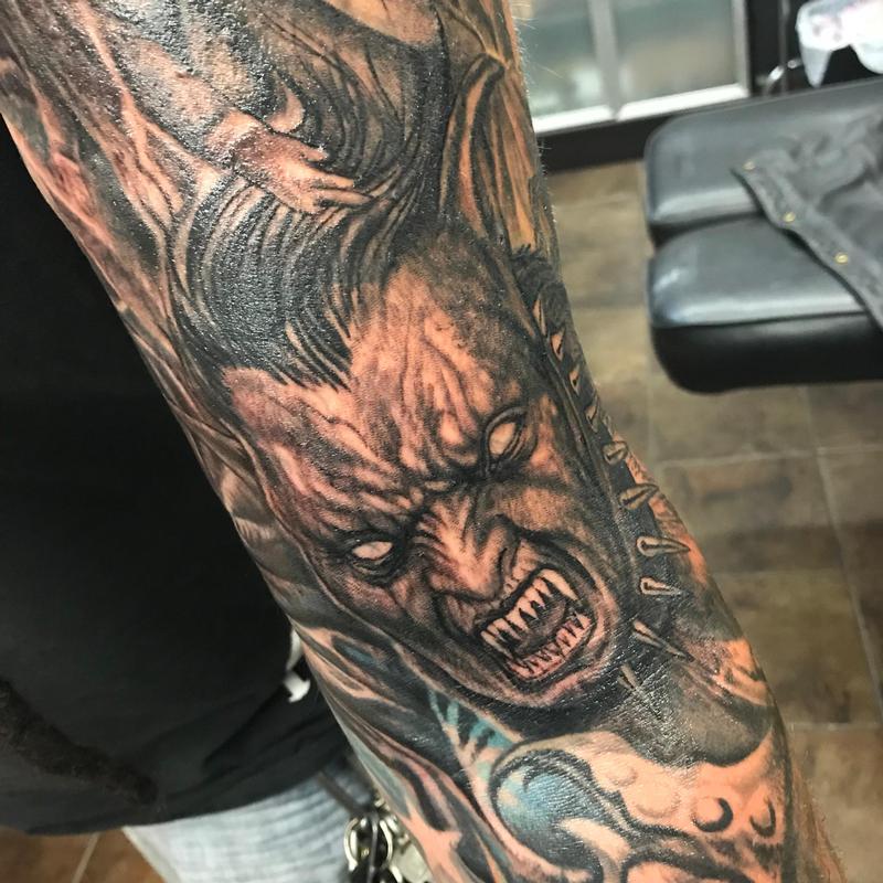 Người chồng có tâm nhất năm đây rồi Bị vợ troll kiểu tóc thôi mà xăm cả  hình vợ đang ngáy ngủ lên đùi  GUUvn